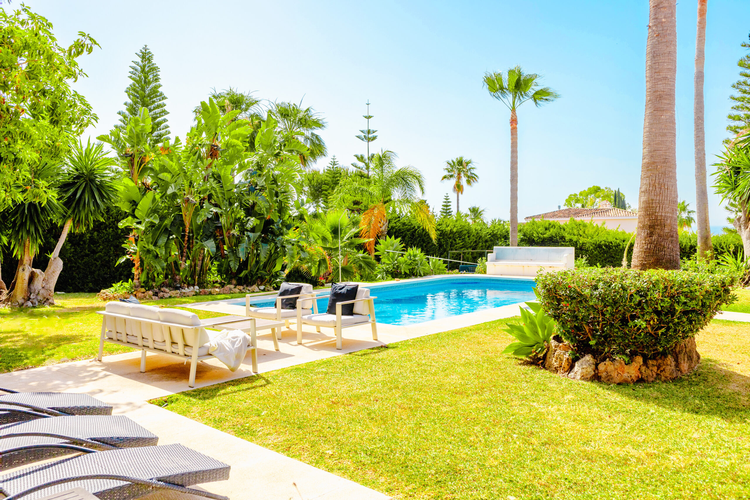 Frontside pool and garden - InHarmoni Rehab Frontside pool and garden