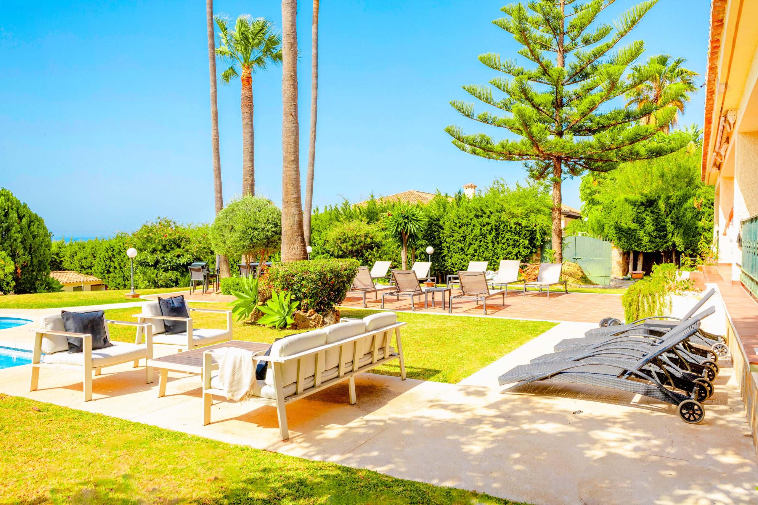 Frontside pool and garden - InHarmoni Rehab Frontside pool and garden